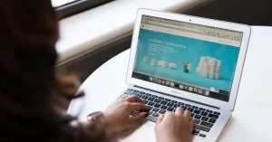 pelanggan sedang membuka website di laptop