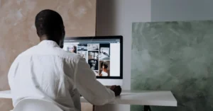 orang sedang melihat website di komputer