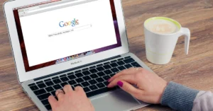 orang sedang membuka mesin pencari google