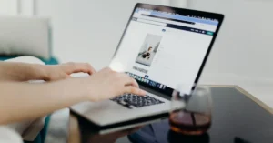 orang sedang mengoptimasi on page seo