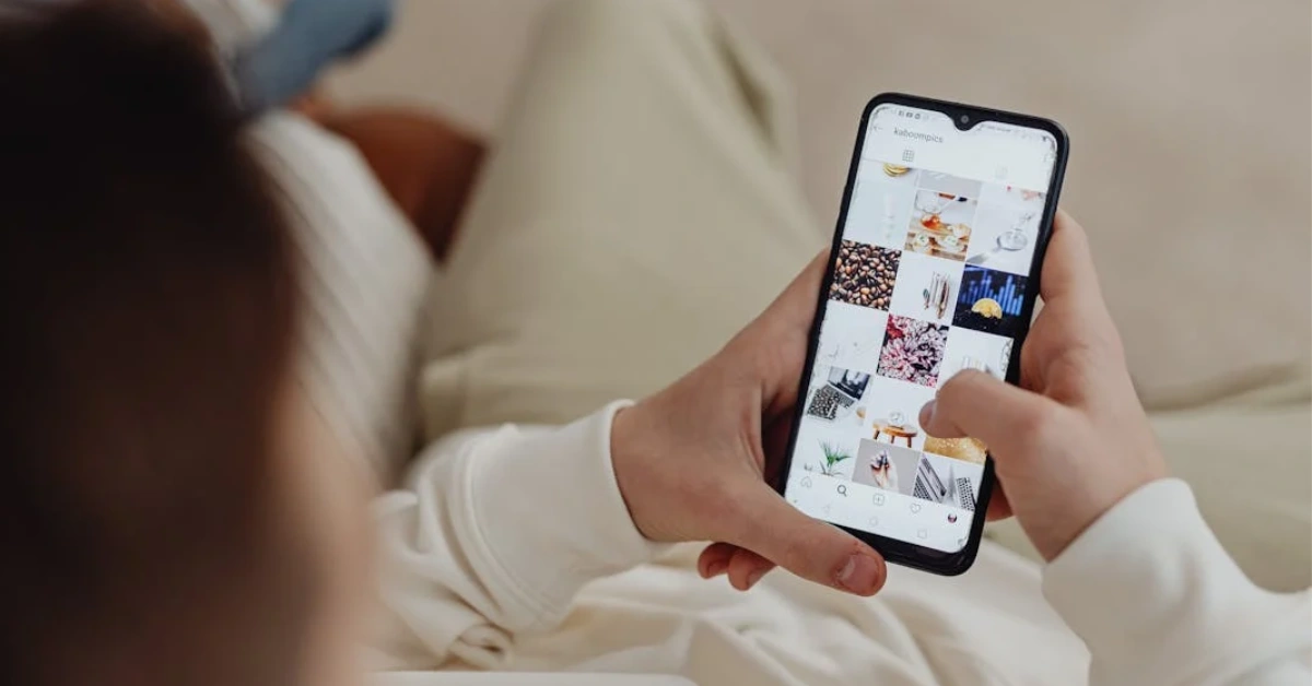 seseorang sedang melihat konten instagram di smartphone
