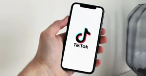 tampilan aplikasi tiktok di smartphone